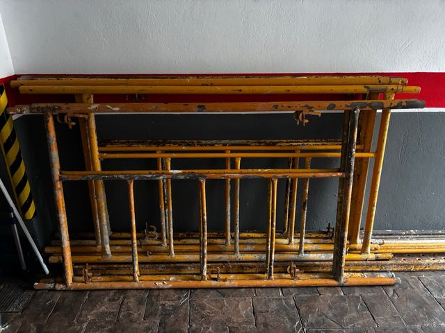 Cuerpo de andamio metálico amarillo