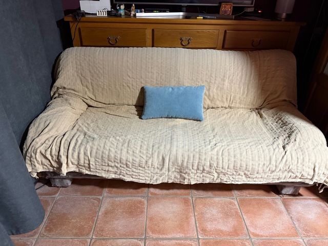 Sofá de 3 plazas beige y cojín azul