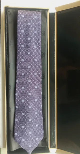 Corbata nueva LOEWE, Seda 100%, morada y blanca