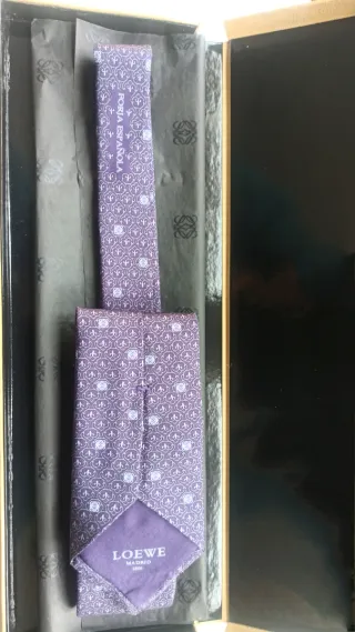 Corbata nueva LOEWE, Seda 100%, morada y blanca