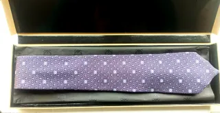 Corbata nueva LOEWE, Seda 100%, morada y blanca