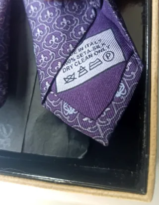 Corbata nueva LOEWE, Seda 100%, morada y blanca