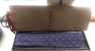 Corbata nueva LOEWE, Seda 100%, morada y blanca