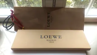 Corbata nueva LOEWE, Seda 100%, morada y blanca