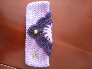 Funda gafas ganchillo morado y violeta.
