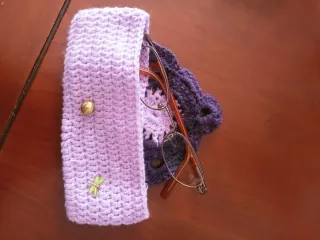 Funda gafas ganchillo morado y violeta.