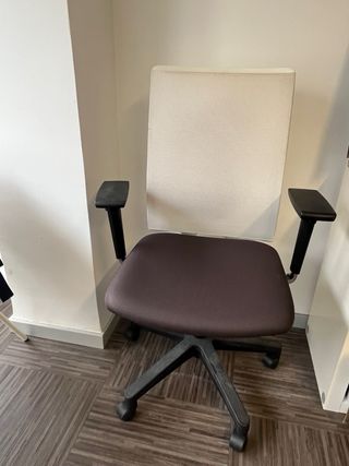 Mesa de oficina L blanca y silla