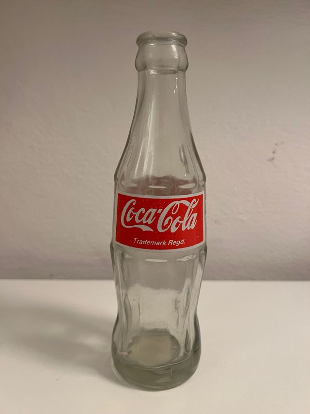 Bottiglia di vetro Coca-Cola con etichetta rossa