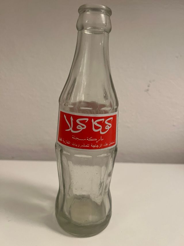 Bottiglia di vetro Coca-Cola con etichetta rossa