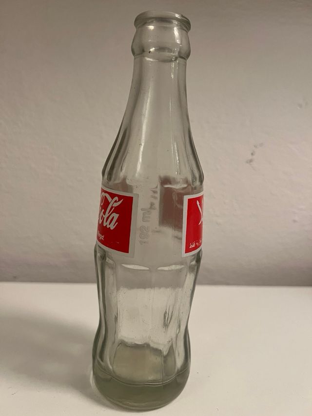 Bottiglia di vetro Coca-Cola con etichetta rossa