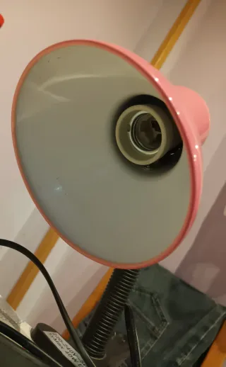 Lámpara de pinza rosa y negro