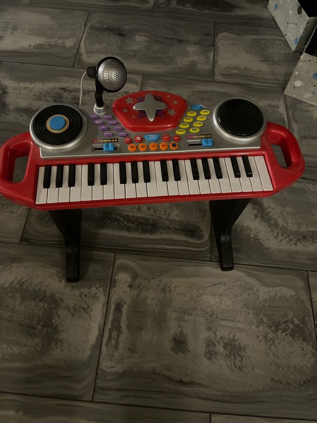 Piano infantil com microfone e pernas