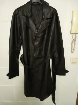 Gabardina de cuero negra