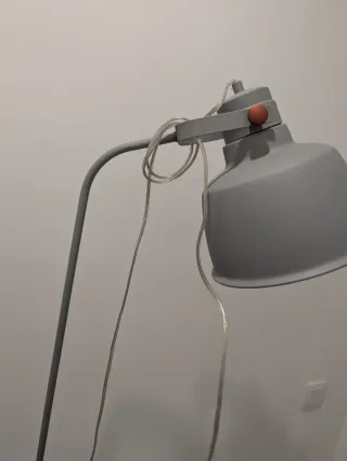 Lámpara de pie moderna gris