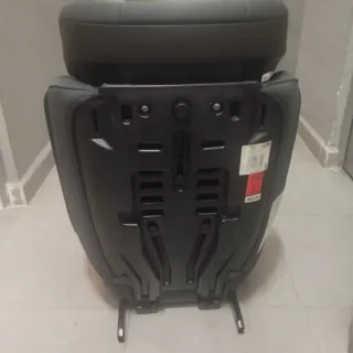 Silla de coche Piku. Color gris