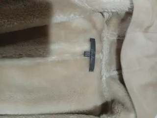 Abrigo beige con capucha en perfecto estado