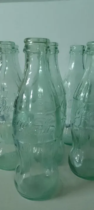 Bottiglie antiche verdi di Coca-Cola