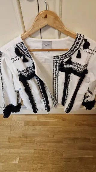 Chaqueta Torera Coosy Bordada Negra y Blanca.
