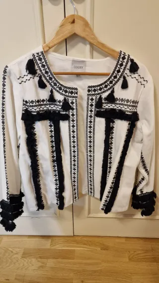 Chaqueta Torera Coosy Bordada Negra y Blanca.