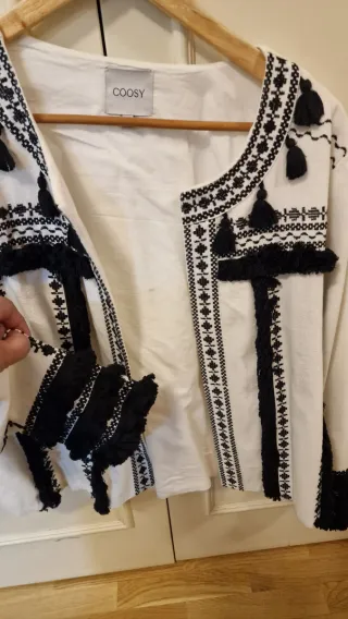 Chaqueta Torera Coosy Bordada Negra y Blanca.