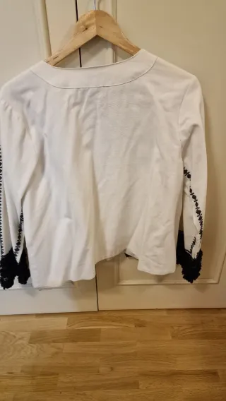 Chaqueta Torera Coosy Bordada Negra y Blanca.