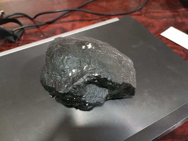 Bomba di lava nera con inclusioni bianche