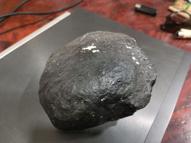 Bomba di lava nera con inclusioni bianche