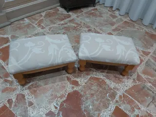 Juego de 2 reposapiés tapizados