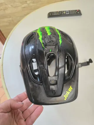 Casco de bici negro con diseño Monster