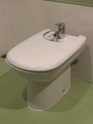 Bidé con grifo