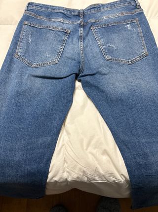 Pantalón vaquero Zara con rotos