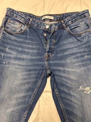 Pantalón vaquero Zara con rotos