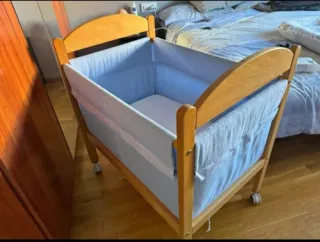 Cuna de madera con ruedas
