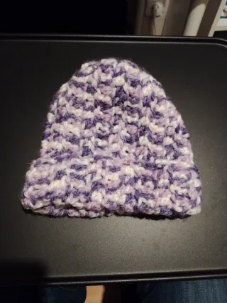 Gorro tejido hecho a mano morado y blanco
