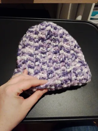 Gorro tejido hecho a mano morado y blanco