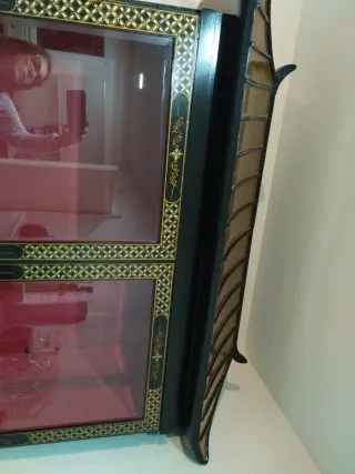 Mueble asiático lacado con piedras duras