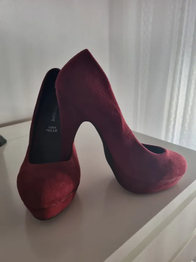 Zapatos de tacón rojos