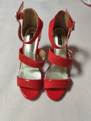 Tacones Rojos de Tira y Hebilla