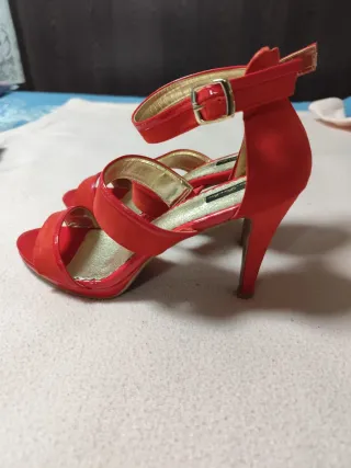 Tacones Rojos de Tira y Hebilla