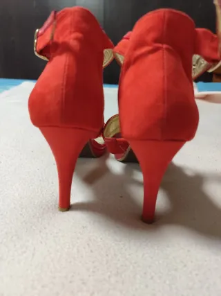 Tacones Rojos de Tira y Hebilla