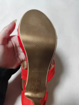 Tacones Rojos de Tira y Hebilla