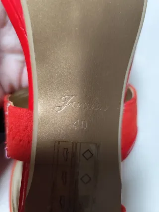 Tacones Rojos de Tira y Hebilla