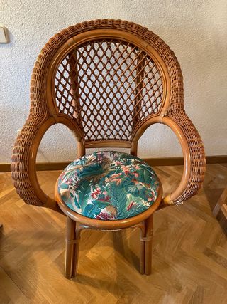 Silla de ratán con cojín floral