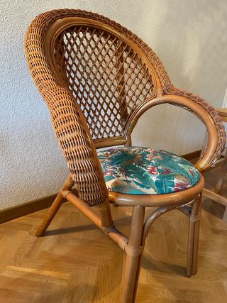 Silla de ratán con cojín floral