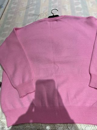 Jersey rosa con letra M naranja