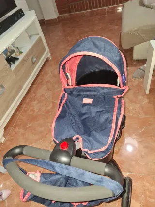 Carro de muñecas rosa y azul