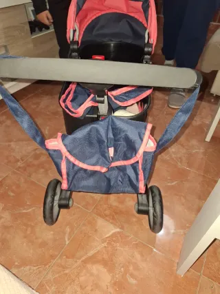 Carro de muñecas rosa y azul