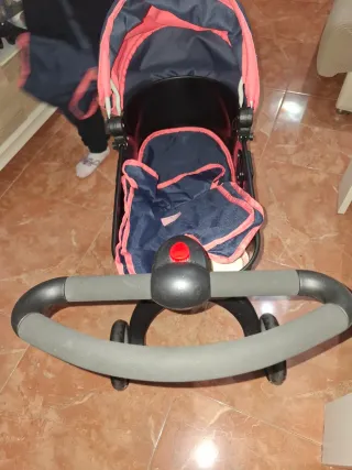 Carro de muñecas rosa y azul