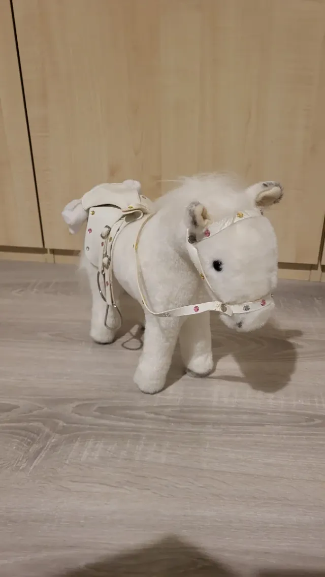 Caballo de peluche blanco con silla
