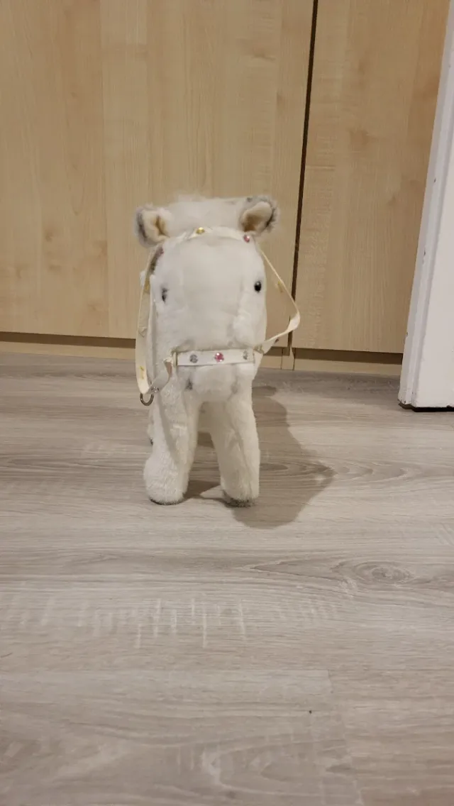 Caballo de peluche blanco con silla